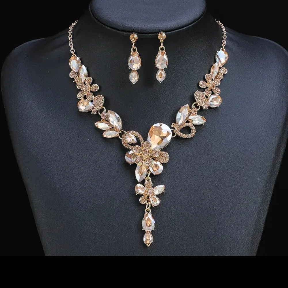 Elegant Gold and Crystal Necklace Set